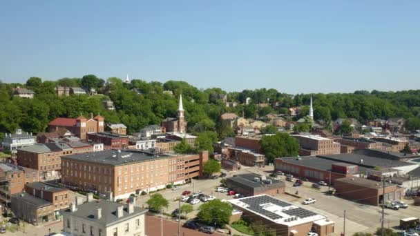 Drone Voa Para Longe Centro Galena Illinois Verão — Vídeo de Stock