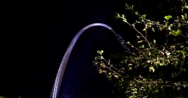 ミズーリ州セントルイスのゲートウェイアーチ夜にジンバルビデオを使用して前方に木で前進 — ストック動画