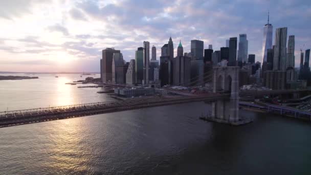 Γαλήνιο Drone Shot Της Γέφυρας Του Μπρούκλιν Στο Sunset Nyc — Αρχείο Βίντεο