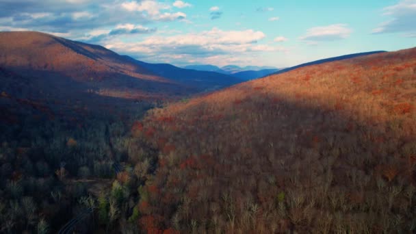 Güzel Appalachian Dağları Nın Sonbahar Aylarında Güzel Altın Işık Gökyüzü — Stok video