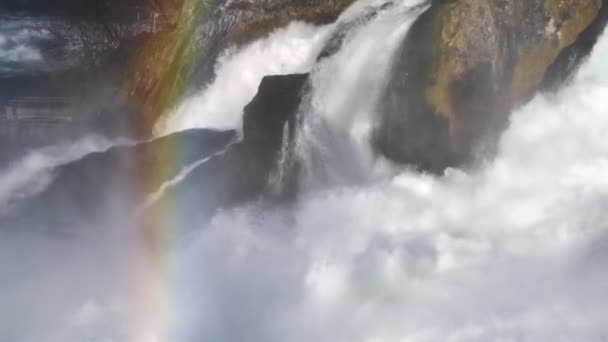 瀑布和岩石上五彩缤纷的彩虹 手持式 — 图库视频影像