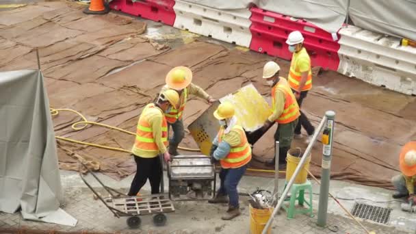 Bouw Werknemers Wegenwerk Bemanningswerk Bespreken Hoe Generator Bevestigen — Stockvideo