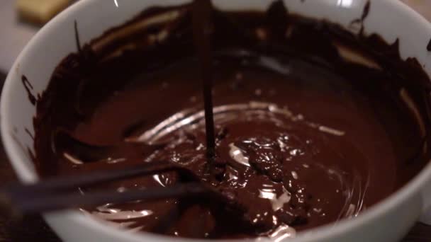 Chocolat Lait Noir Mouvement Lent Versant Dans Bol Délicieux Chocolat — Video