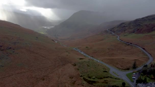 Mountain Road Snowdonia National Park Wales Med Guds Strålar Antenn — Stockvideo