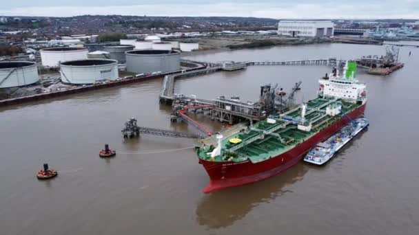 Silver Rotterdam Oil Petrochemical Shipping Tanker Loading Tranmere Terminal Liverpool — Stock Video