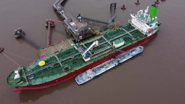Silver Rotterdam Olej Petrochemiczny Zbiornikowiec Załadunek Terminalu Tranmere Liverpool Anteny — Wideo stockowe
