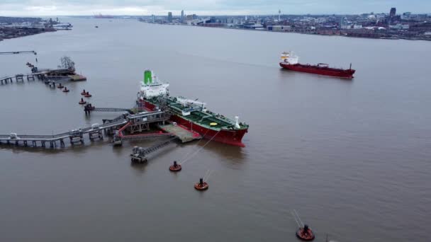 Tranmere码头装载银鹿特丹石油石化油轮利物浦航空视图 — 图库视频影像