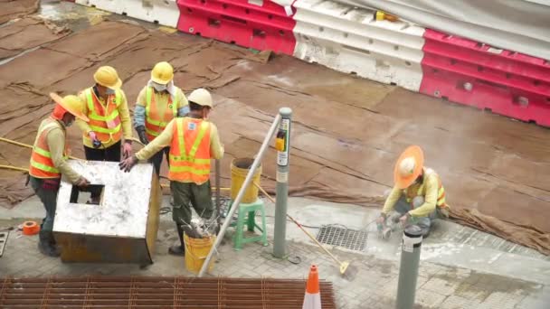 Contruction Workers Construction Side Highway Hong Kong Appyling Heatools — Stock Video