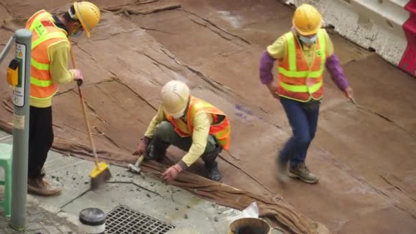 Travail Construction Masculine Aide Ciseau Tandis Que Autre Balaie Les — Video