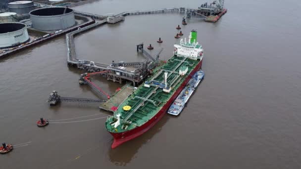 Stříbrný Rotterdam Ropný Petrochemický Přepravní Tanker Nakládání Tranmere Terminálu Liverpool — Stock video