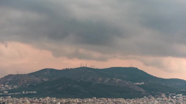 Atina Nın Dışındaki Telekom Antenleriyle Tepenin Üstünde Dramatik Yağmur Bulutları — Stok video