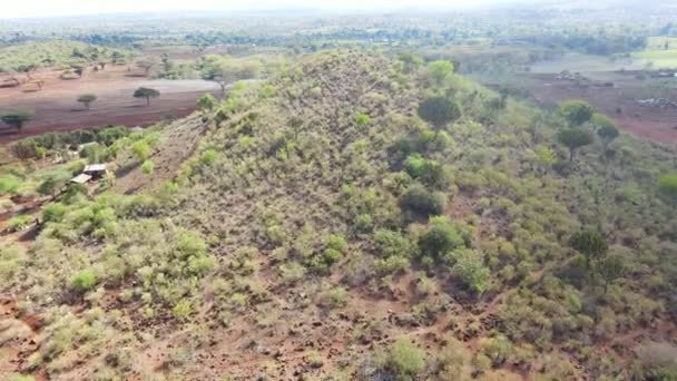 Aérea Una Hermosa Colina Verde África Rural Drone Volando Hacia — Vídeos de Stock