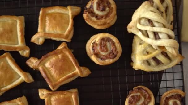 Hermosa Toma Aérea Pasteles Mantequilla Marrón Tartas Con Chocolate Negro — Vídeos de Stock