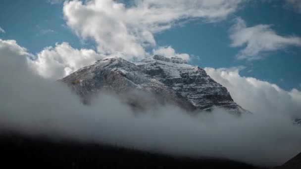 Zeitraffer Wolken Umkehrungen Rund Den Schneebedeckten Berggipfel Yoho Nationalpark British — Stockvideo