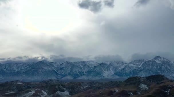 Majestuoso Paisaje Nublado Tormentoso Rodando Sobre Cordillera Nevada Vista Aérea — Vídeos de Stock