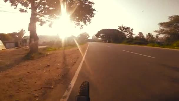 Passe Bus Scolaire Par Cycliste Sur Route Campagne 1080 — Video