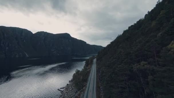 Paisaje Montaña Con Agua Del Lago Carretera Asfaltada Vista Aérea — Vídeos de Stock