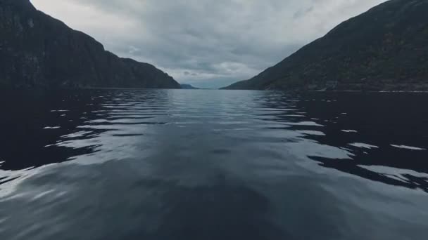 Tehlikeli Uçan Fpv Dağ Sıraları Ile Yansıtıcı Göl Suyu Üzerinde — Stok video