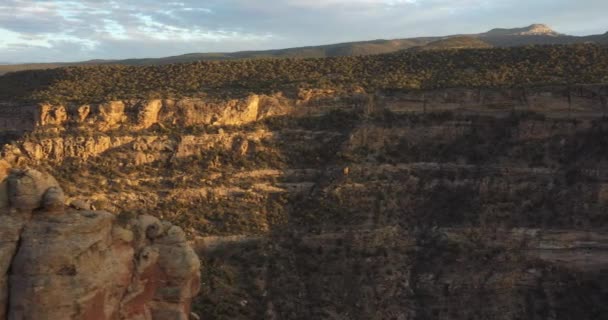 Flygfoto Colorado Butte Vid Solnedgången Med Sidovy Drönare Video — Stockvideo