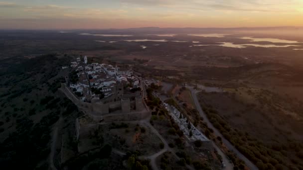 Drone Volando Sobre Pueblo Monsaraz Amaneciendo Horizonte Portugal Vista Panorámica — Vídeos de Stock