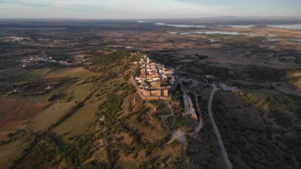 葡萄牙黄昏时的Monsaraz城堡 空中方法 — 图库视频影像