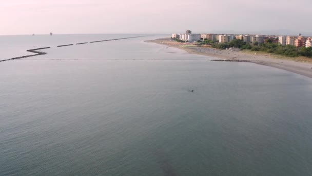 Flygfoto Över Adriatiska Kusten Sommar Semester Koncept Lido Adriano Stad — Stockvideo