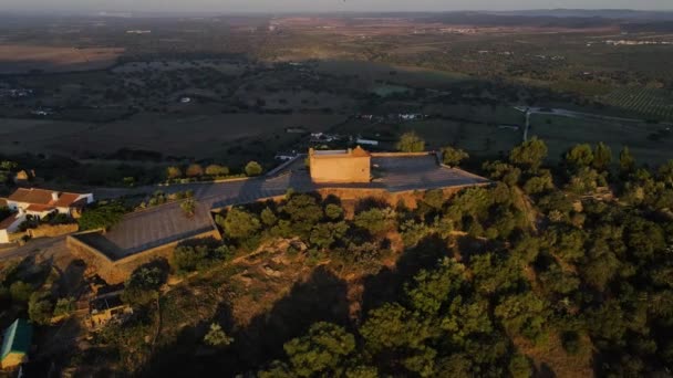 Ruinas Antigua Iglesia Pueblo Monsaraz Portugal Órbita Aérea — Vídeo de stock