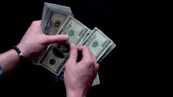 Slow Motion Pengar Räkna Med Hundra Dollarsedlar Svart Yta Perfekt — Stockvideo