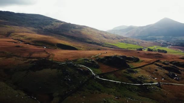 Εναέρια Διάβαση Πάνω Από Δρόμο Για Χιονάτη Snowdonia Ουαλία Ηνωμένο — Αρχείο Βίντεο