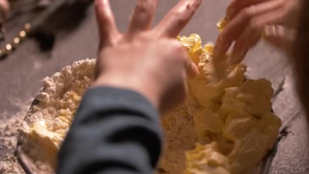 Zamknij Się Ręce Dziecka Wkładając Masło Mieszanki Pieczenia Misce Kuchni — Wideo stockowe