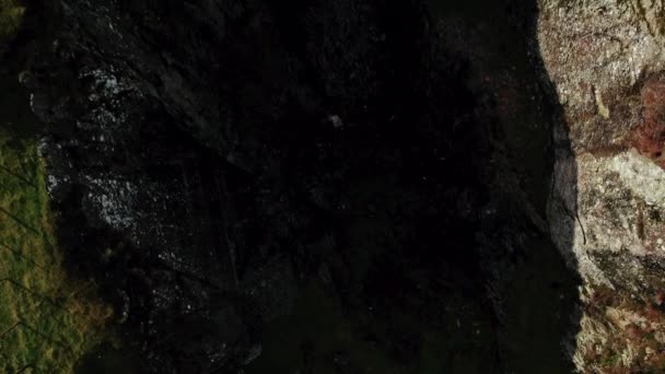 スレート鉱山の暗闇から鉱山のギャップの高い角度への空中上昇 スノードニア ウェールズ イギリス — ストック動画