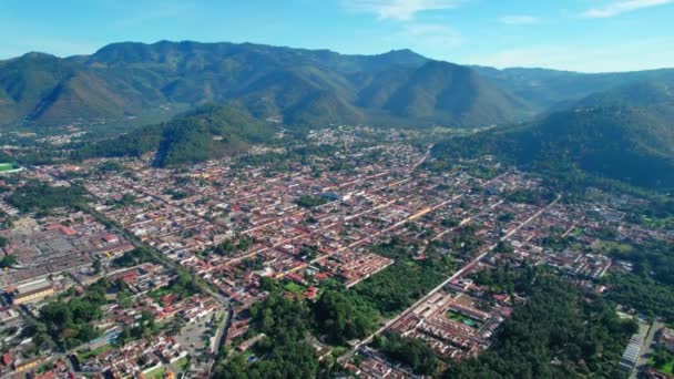 Antigua Guatemala Drone Città Coloniale Centroamericana Circondata Lussureggianti Montagne Verdi — Video Stock