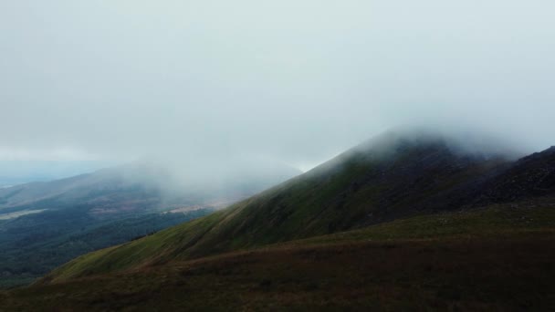 空中平底锅从雾蒙蒙的山顶到下面的山谷湖 联合王国威尔士斯诺多尼亚 — 图库视频影像