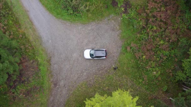 Luftaufnahme Einer Person Die Auf Einem Waldparkplatz Einem Geländewagen Läuft — Stockvideo