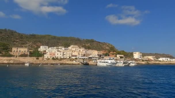 Panning Utsikt Över Levanzo Sicilianska Fiskebyn Och Vattnet Natursköna Vik — Stockvideo