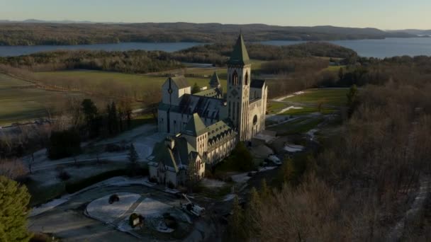Abtei Saint Benoit Lac Bei Sonnenuntergang Spätwinter Quebec Kanada Drohnenschuss — Stockvideo
