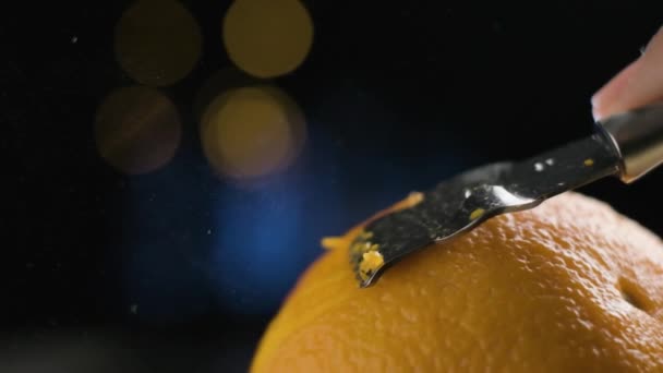 Macro Shot Peeling Citrussinaasappel Oliedeeltjes Vrijkomen Slow Motion Wazige Achtergrond — Stockvideo