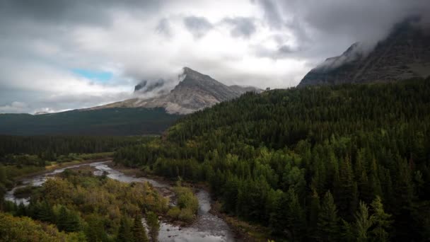 Time Lapse Dramáticas Nubes Sobre Majestuosas Montañas Prístinas Paisaje Bosque — Vídeos de Stock