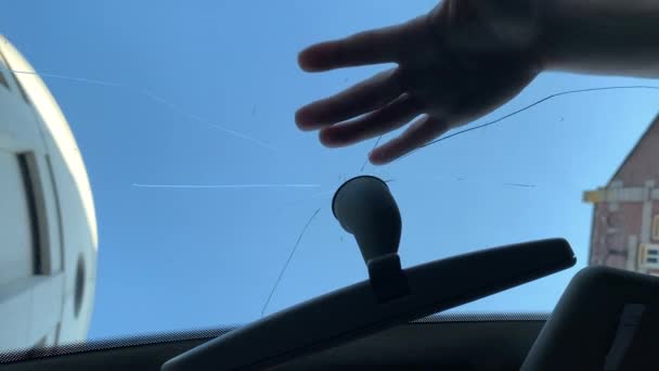 フロントガラスに亀裂をチェックする女性の手のワイドクローズアップショット — ストック動画