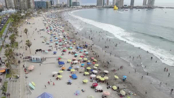 Iquique Chile Drohnen Luftaufnahme Moderne Küstenstadt Waterfront Gebäude Und Pazifik — Stockvideo