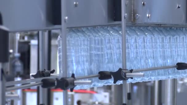 Nya Plastflaskor Transportbandet Dricksvattenanläggning Klar Vatten Från Djup Brunn Plastflaska — Stockvideo