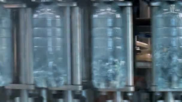 饮用水厂输送带上的新塑料瓶 塑料瓶中深井中清澈的水 — 图库视频影像