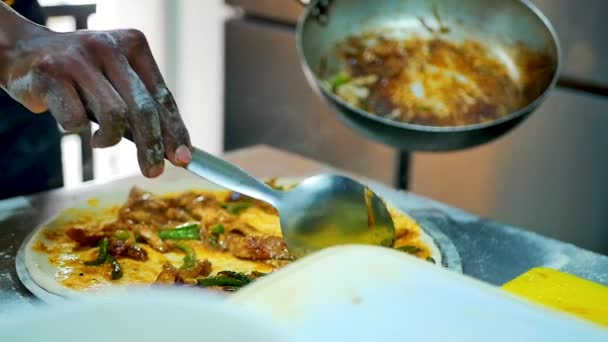 Chef Africano Americano Fazendo Pizza — Vídeo de Stock