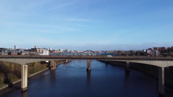 Carros Dirigindo Através Pontes Newcastle Tyne Quayside Dia Outono Ensolarado — Vídeo de Stock