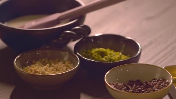 Mãos Femininas Criança Agarrando Ingredientes Picados Tigelas Balcão Cozinha Chocolate — Vídeo de Stock