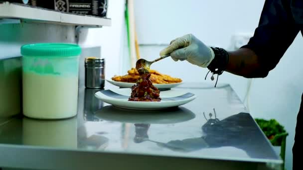 Chef Afroamericano Sirviendo Alas Pollo Una Placa Blanca — Vídeo de stock