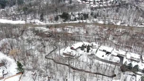 Volando Sobre Borde Una Ciudad Río Invierno — Vídeo de stock