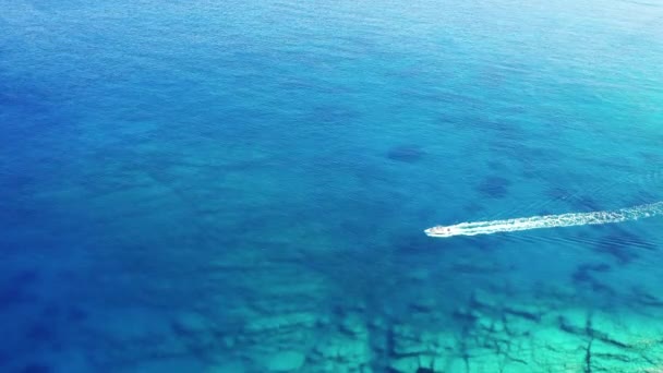 Vue Aérienne Drone Bateau Écrasant Eau Claire Dans Île Ios — Video