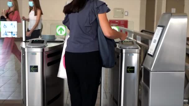 Disparo Cámara Lenta Mujer Joven Estación Metro Puertas Vidrio Abren — Vídeos de Stock