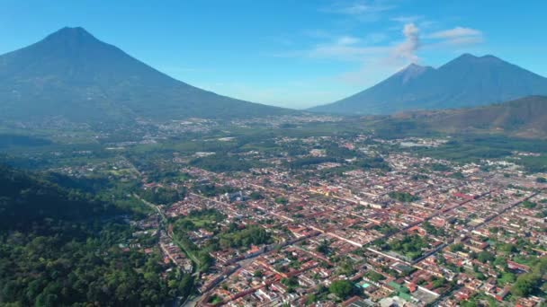 アンティグア グアテマラ火山のあるアンティグア アグア アカテナンゴ フエゴ小さな噴火煙を背景に — ストック動画